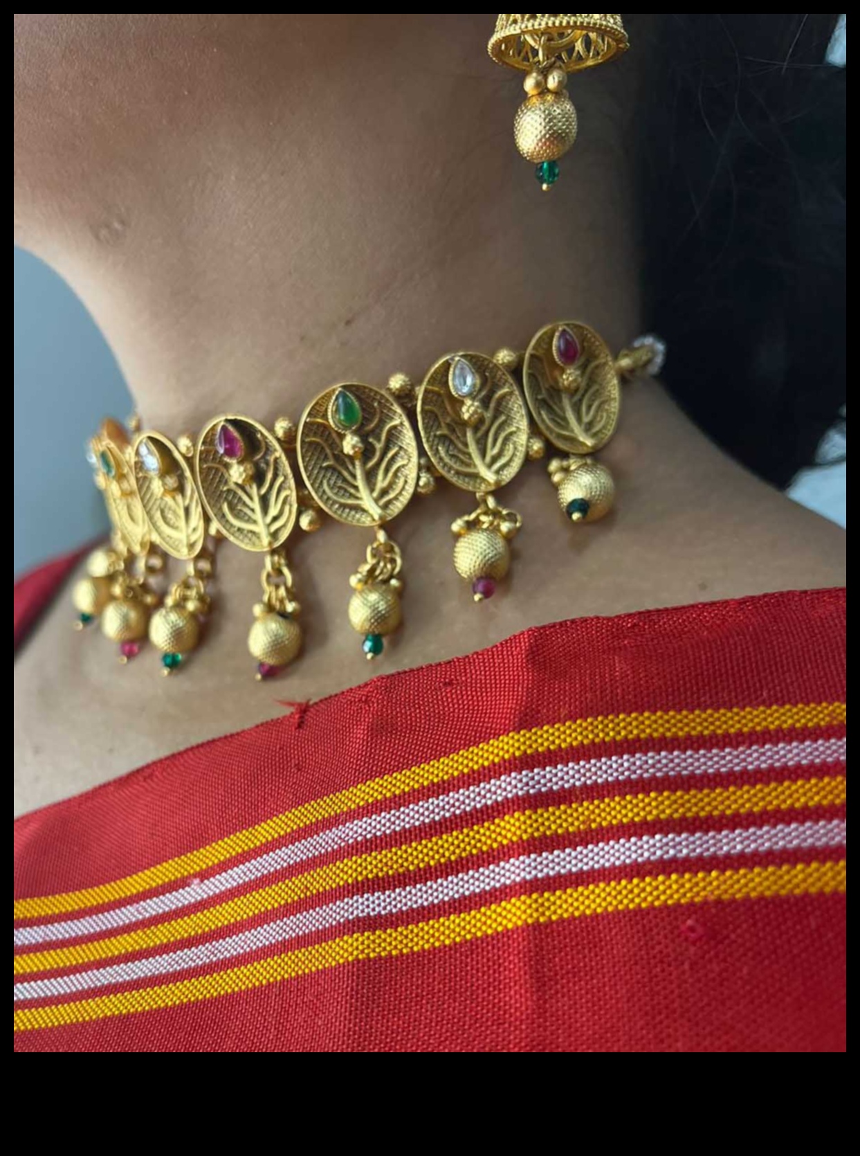 גולדן גרייס: עטוף את עצמך בזוהר של קולקציית שרשראות הזהב שלנו