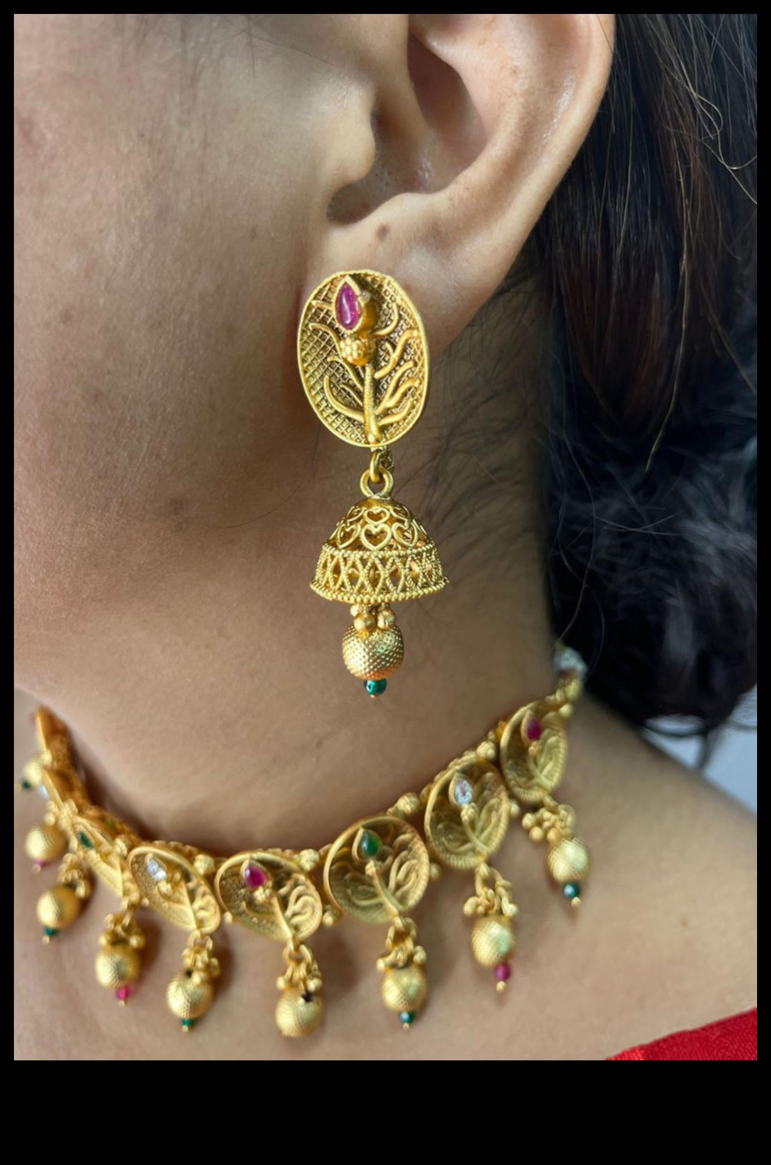 גולדן גרייס: עטוף את עצמך בזוהר של קולקציית שרשראות הזהב שלנו