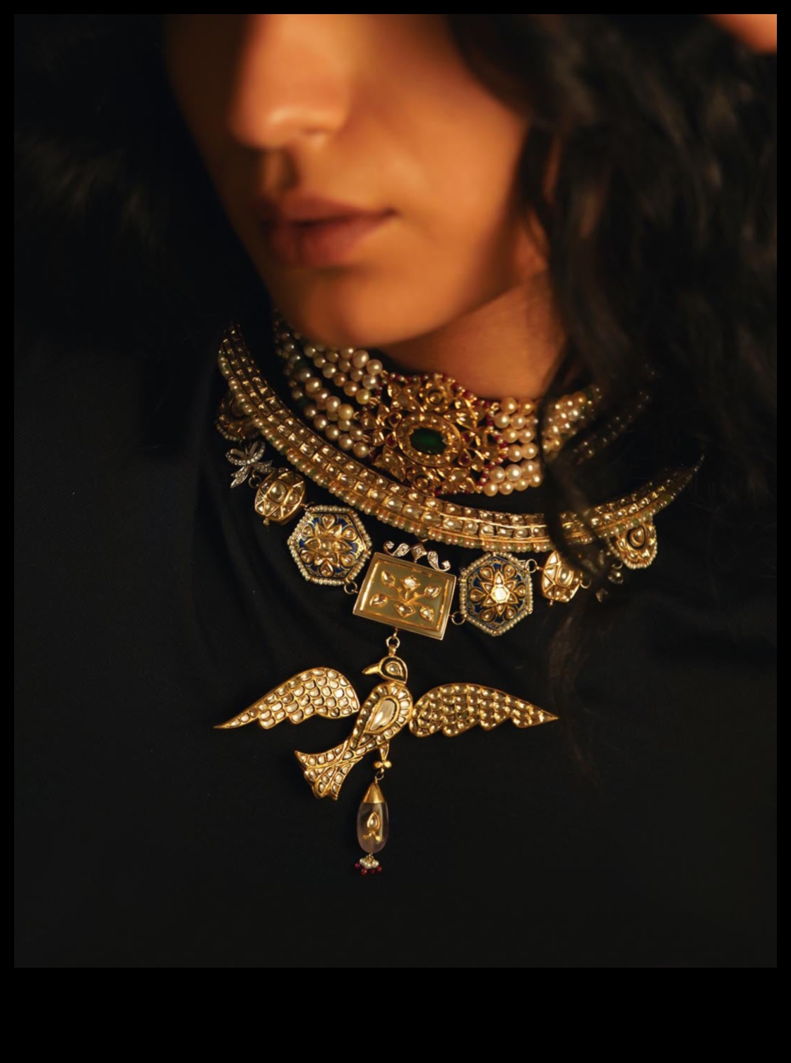 חסד הזהב: האיר את ההילה שלך עם התהילה מזוגגת זהב של הצ'וקרס שלנו