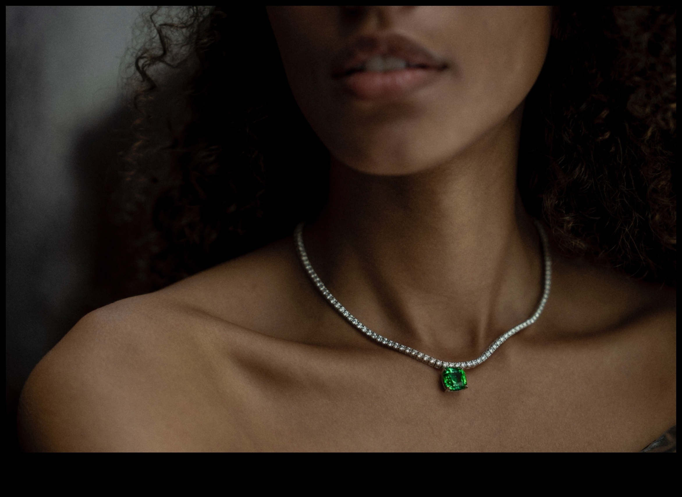 תכשיטי אופנה זוהרים ומעודנים ל-Modern Muse קולקציה אוצרת של יצירות נצחיות שיעלו את המראה היומיומי שלך. 4 קורן ומעודן: תכשיטי אופנה למוזה המודרנית