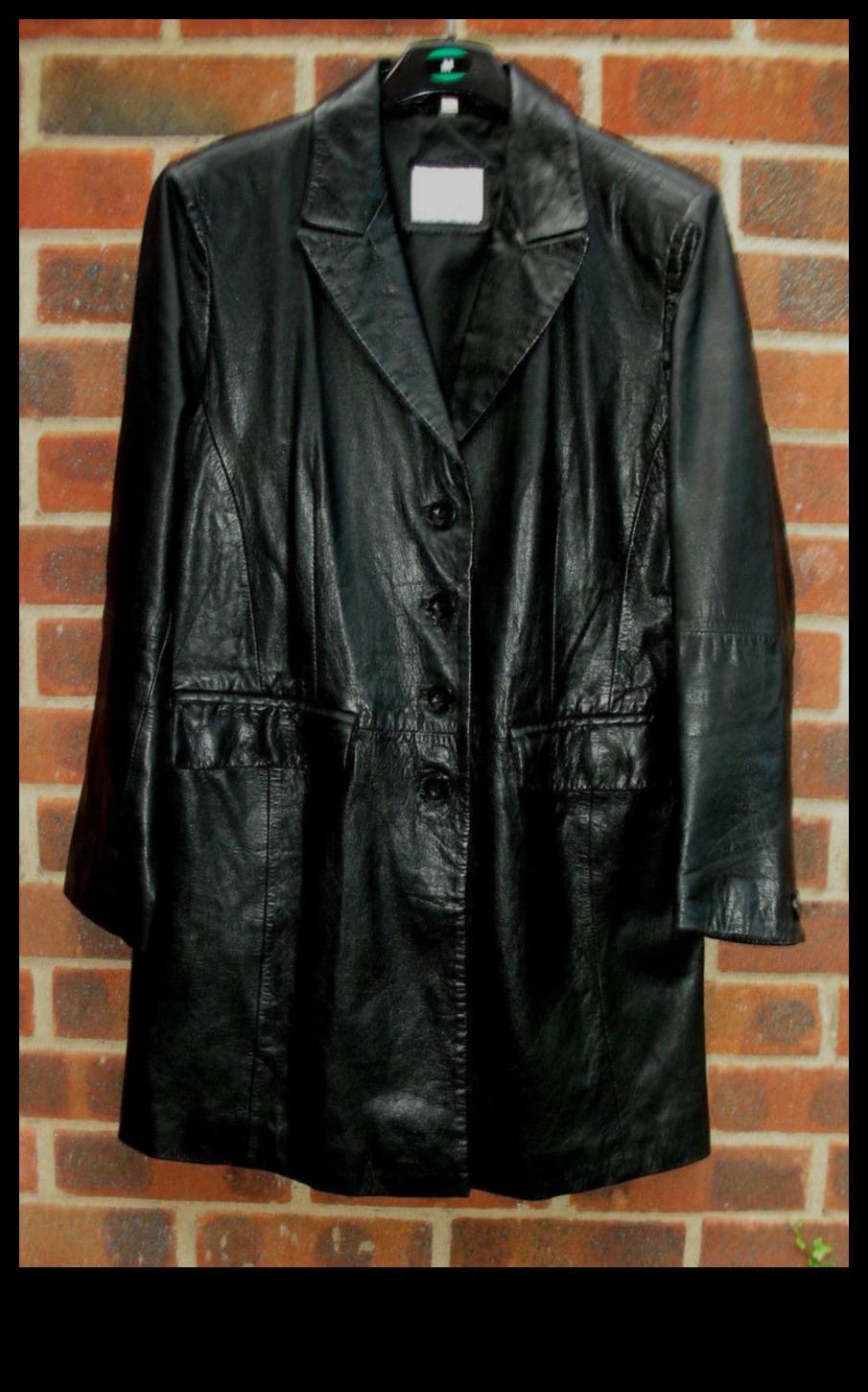 כיצד אוכל לשלב דרכים אופנתיות לשימוש בעור בעיצוב עכשווי?