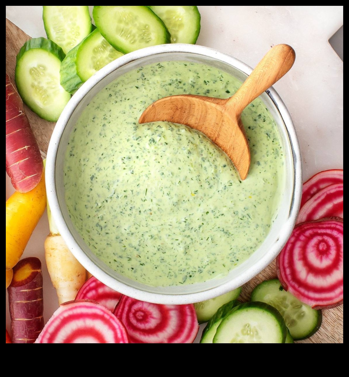 האלה ירוקה דרך מזינה וטעימה להתחיל את היום שלך 3 האלה הירוקה: מחבקת את הטוב המזין של מיצים ירוקים טריים