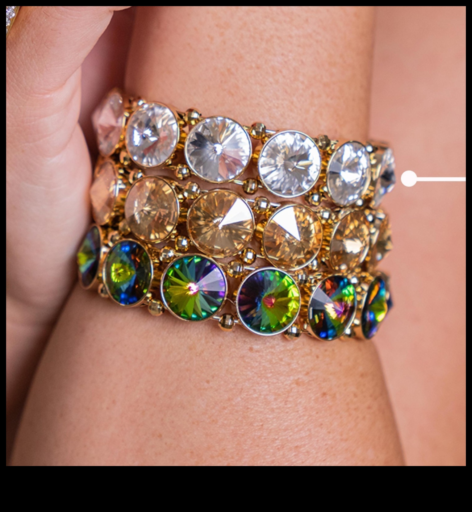 עושר מודרני: מעטר את פרק כף היד שלך בצמידים אופנתיים