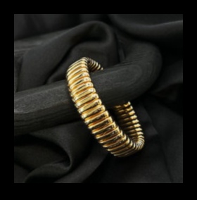 עושר מודרני: מעטר את פרק כף היד שלך בצמידים אופנתיים