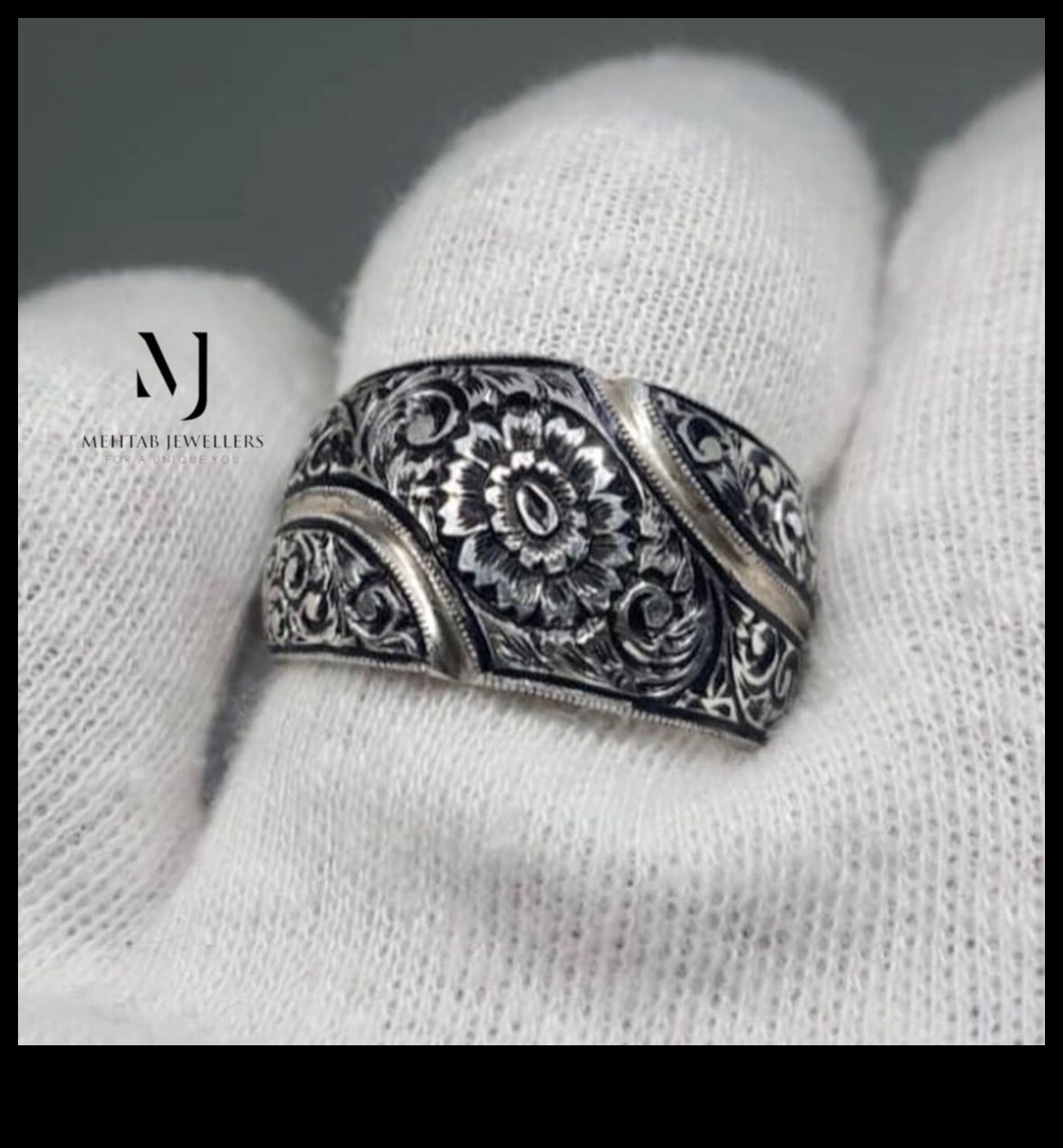 אלגנטיות אומנותית: גלה את המורכבות של אבני חן בעבודת יד