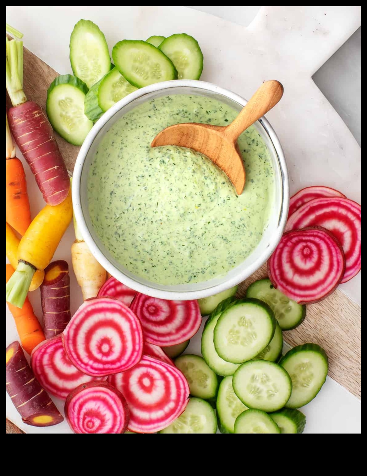 האלה הירוקה דרך מזינה וטעימה להתחיל את היום הראשון שלך האלה הירוקה: מחבקת את הטוב המזין של מיצים ירוקים טריים