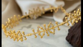 הארה של גולדן גריס אוריק שיטה הקולרים שלנו מזוגגים בזהב 1 חסד הזהב: האיר את ההילה שלך עם התהילה מזוגגת זהב של הצ'וקרס שלנו