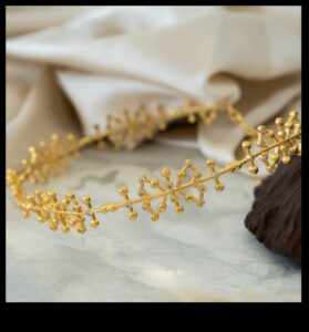 חסד הזהב: האיר את ההילה שלך עם התהילה מזוגגת זהב של הצ'וקרס שלנו